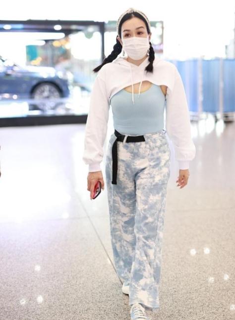 鐘麗緹休閑裝亮相機場，微胖身材展現自信風采